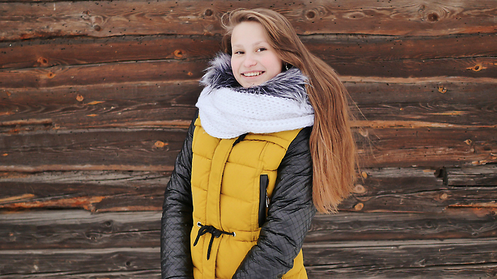 포토 JPG 해외이미지 나무 모델 드레스 옷 계절 공원 여자 행복 얼굴 포즈 백그라운드 크리스마스 겨울 자연 새로움 주택 털 선물 한명 사람 성인 야외 뷰티 유행 마을 추위 코트 흰색 나뭇가지 조끼 고급 내추럴 스타일 해외202309 해외포토 식물 1 공공시설 기념일 감정 컬러 컨셉 건물 신체부위 외투 생태계 파일형식