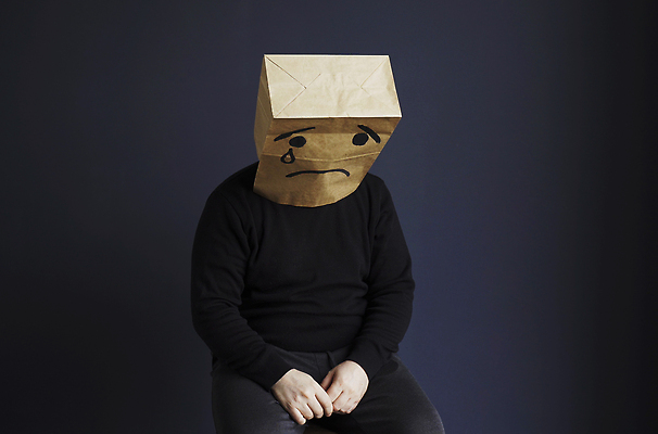 포토 JPG 해외이미지 남자 얼굴 표정 고개숙이기 한명 상반신 성인 앞모습 종이봉투 슬픔 가림 눈물 성인남자한명만 해외202309 해외포토 1 감정 뷰포인트 모션 봉투 숙이기 사람 신체부위 남자한명만 성인남자만 파일형식