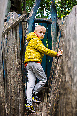 포토 JPG 해외이미지 백인 라이프스타일 공원 행복 어린이 스포츠 장난 학교 놀이 한명 사람 소년 야외 파란색 봄 유치원 기쁨 게임 아기 미끄럼틀 놀이터 작음 긍정 걸음마 해외202309 해외포토 서양인 1 계절 공공시설 교육 남자 감정 컬러 컨셉 모션 생활 놀이기구 크기 파일형식