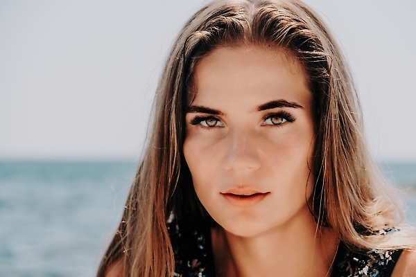 포토 JPG 해외이미지 라이프스타일 여자 행복 바다 여행 자연 하늘 휴가 산 한명 사람 풍경 성인 야외 물 여름 파란색 뷰티 여행객 계곡 트래킹 하이킹 추위 자유 정상 셀프카메라 나눔 수평선 해외202309 해외포토 자연요소 1 계절 감정 컬러 컨셉 레저 생활 사진촬영 생태계 파일형식