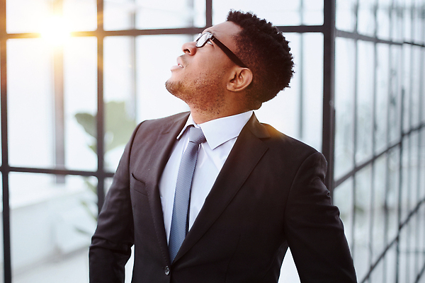 포토 JPG 해외이미지 직업 응시 남자 비즈니스 창문 청소년 실내 피곤 한명 서기 사람 정장 손짓 성인 가로 세로 컬러풀 사무실 기댐 슬픔 관찰 비즈니스맨 찡그림 실패 좌절 고독 예측 명상 고민 패배 충격 업무과다 문제 긴장 노려봄 마감 심각 적자 성인만 카피스페이스 해외202309 해외포토 1 시선 옷 감정 컬러 컨셉 모션 표정 내부 공백 업무 직장인 파일형식