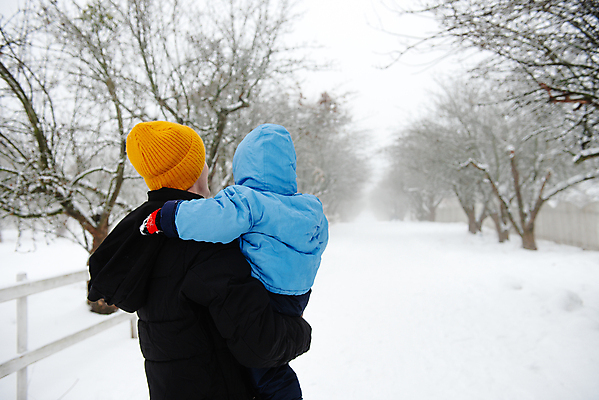 포토 JPG 해외이미지 백인 응시 옷 공원 남자 행복 아들 무기 어린이 겨울 가족 자연 놀이 날씨 함께함 관리 서기 사람 소년 사람없음 야외 정원 산책 기쁨 추위 아기 잡기 아빠 작음 서리 형제 눈내림 해외202309 해외포토 서양인 시선 계절 공공시설 감정 컨셉 관계 모션 휴식 눈_날씨 크기 생태계 파일형식
