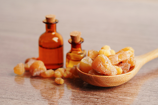 포토 JPG 해외이미지 사람없음 쌓기 숟가락 향수 향 아로마테라피 오일병 유향 해외202309 해외포토 모션 수저 화장품 향료 테라피 파일형식