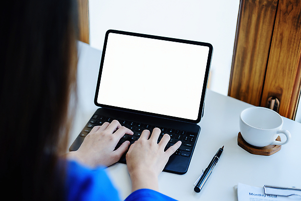 포토 JPG 해외이미지 손 디자인 여자 남자 길 비즈니스 통신 손가락 모바일 새로움 프레임 직장 한명 사람 사람없음 노트북 컴퓨터 사무실 우주 디지털 스크린 모니터 검은색 공책 공백 장비 터치 정보 흰색 공구 키보드 잡기 업무 사이버 책상 오브젝트 그림 패드 고립 목업 비어있는 해외202309 해외포토 1 컬러 가구 컨셉 회사 모션 문구용품 신체부위 전자제품 도구 작업 파일형식