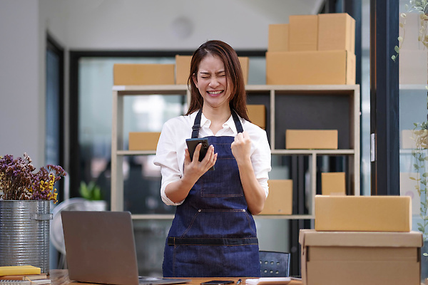 포토 JPG 해외이미지 직업 라이프스타일 여자 행복 아시아 회사 비즈니스 사업가 성공 주택 한명 사람 동양인 성인 금융 노트북 컴퓨터 상자 사무실 상점 일본 업무 비즈니스우먼 상품 작음 상인 사이버 질서 온라인 주소 주인 전자상거래 마케팅 목록 프리랜서 중소기업 해외202309 해외포토 1 감정 나라 컨셉 인종 건물 생활 경제 전자제품 예절 작업 직장인 크기 파일형식