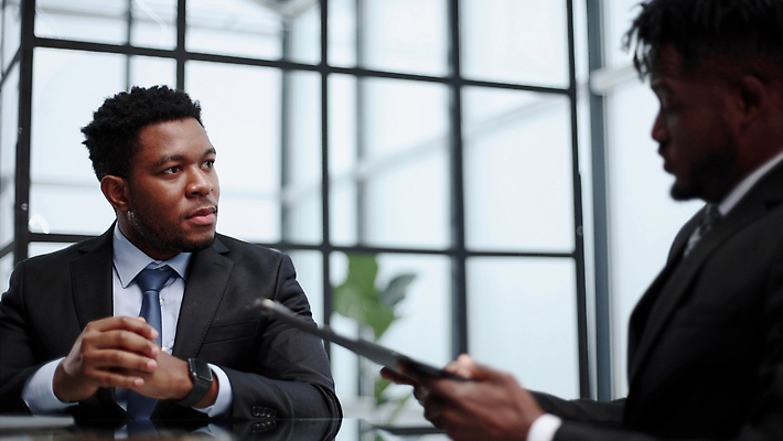 포토 JPG 해외이미지 직업 종이 가구 흑인 회사 비즈니스 성공 설계 실내 설명 사람 두명 30대 노트북 사무실 방 정보 자신감 계획 연결 대표 캐비닛 사이버 집중 동료 폴더 비서 보여주기 온라인 책임자 혁명 마케팅 심각 프로젝트 혼혈 브레인스토밍 해외202309 해외포토 서양인 감정 생활용품 컨셉 관계 모션 내부 장년 전자제품 사물함 파일 다문화 파일형식