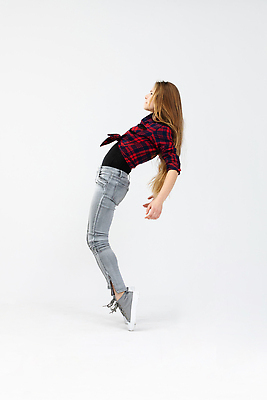 포토 JPG 해외이미지 모델 헤어스타일 응시 옷 여자 얼굴 스포츠 포즈 신발 패턴 장신구 바지 갈색머리 관리 한명 서기 사람 빨간색 파란색 검은색 기쁨 모임 흰색 청바지 춤 업무 구멍 천 무릎 노력 스타일링 해외202309 해외포토 레이스천 1 시선 감정 컬러 무늬 모션 하의 문화예술 신체부위 직물 작업 파일형식