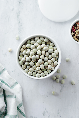 포토 JPG 해외이미지 접시 음식 다이어트 채소 재료 건강 요리 사람없음 식사 흰색 신선 사발 아침식사 시리얼 먹기 유기농 완두콩 날것 고립 맛있는 해외202309 해외포토 식기 웰빙 컬러 모션 콩 사기그릇 파일형식