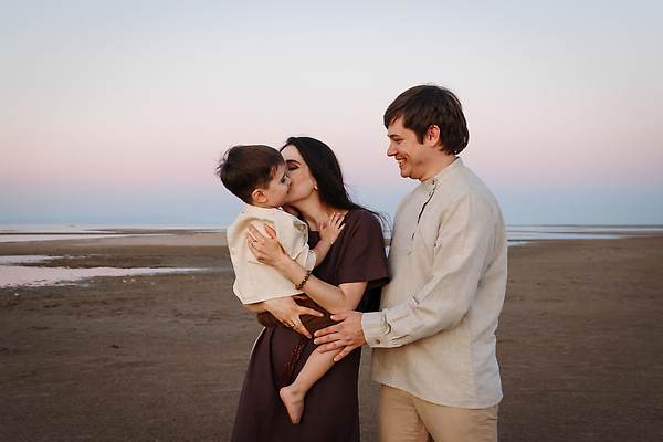 포토 JPG 해외이미지 라이프스타일 커플 여자 남자 행복 어린이 모래 바다 여행 가족 포옹 자연 하늘 엄마 휴가 키스 함께함 사랑 사람 소년 성인 야외 세명 물 태양 일출 일몰 기쁨 아빠 황금 저녁 해외202309 해외포토 자연요소 감정 컨셉 관계 안기 생활 노을 야간 애정표현 생태계 파일형식