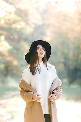 포토 JPG 해외이미지 나무 백인 모델 라이프스타일 손 드레스 계절 공원 여자 행복 얼굴 컬러 백그라운드 잎 오렌지 자연 열쇠 한명 사람 성인 야외 빛 태양 뷰티 노란색 유행 검은색 산책 낭만 코트 황금 우아함 숲 10월 해외202309 해외포토 자연요소 서양인 식물 1 옷 공공시설 감정 컨셉 과일 휴식 생활 신체부위 외투 날짜 생태계 파일형식