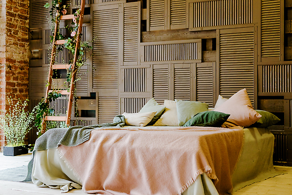 포토 JPG 해외이미지 라이프스타일 디자인 벽 가구 쿠션 베개 침구 탁자 호텔 휴식 새로움 바닥 아파트 주택 실내 사람없음 내부 목재 장식 빛 우주 침실 방 수확 흰색 침대 램프 재산 플랫 고급 우아함 담요 복고 심플 리빙 다락방 스타일 안락 해외202309 해외포토 나무 컬러 생활용품 컨셉 농업 재료 숙소 조명 건물 생활 금융 파일형식