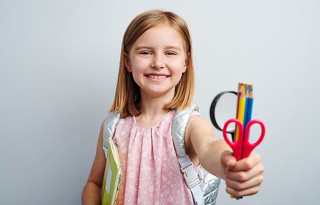 포토 JPG 해외이미지 학생 여학생 교육 행복 어린이 벽 백그라운드 학교 돋보기 수업 문구용품 실내 자 한명 미소 사람 책 스터디 뷰티 연필 회색 성적 최초 해외202309 해외포토 1 여자 감정 컬러 학용품 표정 내부 학습 필기구 오브젝트 파일형식