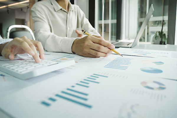 포토 JPG 해외이미지 비즈니스 사업가 통신 통계 성공 회의 협력 아이디어 함께함 설명 두명 금융 디지털 업무 비즈니스맨 그룹 계획 토론 디자이너 분석 동료 상담 투자 회계 소통 경영 계좌 마케팅 분석가 세미나 프로젝트 회계사 브레인스토밍 해외202309 해외포토 직업 남자 컨셉 관계 모션 사람 경제 작업 직장인 파일형식