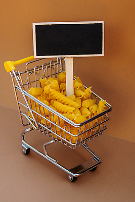 JPG 해외이미지 음식 사람없음 쇼핑카 상승 미니칠판 파스타면 폭등 베이지색배경 비용 해외202310 해외포토 포토 백그라운드 컨셉 파스타 경제 쇼핑 칠판 카트 면류 베이지색 파일형식