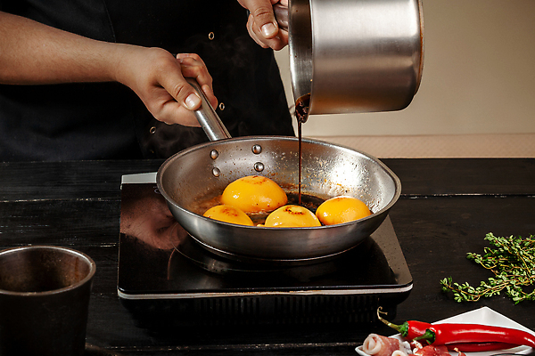 포토 JPG 해외이미지 손 남자 고추 요리 한명 상반신 성인 프라이팬 붓기 냄비 복숭아 성인남자한명만 해외202309 해외포토 1 채소 과일 모션 주방용품 사람 신체부위 솥 남자한명만 성인남자만 파일형식