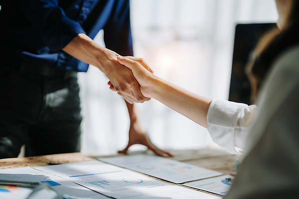 포토 JPG 해외이미지 여자 남자 비즈니스 악수 상반신 성인 두명 사무실 법률가 책상 상담 문서 법 변호사 성인만 해외202309 해외포토 직업 가구 사람 손짓 파일형식