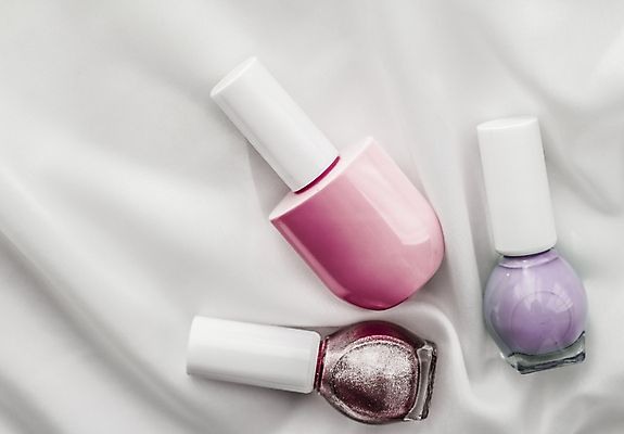 포토 JPG 해외이미지 분홍색 백그라운드 사람없음 우아함 흰배경 매니큐어 구김 카피스페이스 해외포토 컬러 컨셉 모션 화장품 공백 흰색 파일형식