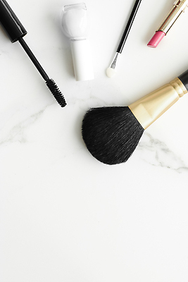 포토 JPG 해외이미지 백그라운드 사람없음 립스틱 고급 마스카라 매니큐어 대리석 메이크업브러쉬 해외202309 해외포토 컨셉 재료 화장품 붓 파일형식