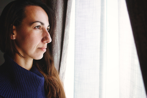 포토 JPG 해외이미지 백인 1 응시 여자 백그라운드 생각 창문 주택 갈색머리 실내 한명 서기 사람 성인 야외 빛 햇빛 갈색 어둠 꿈 흐름 흰색 표현 커튼 고독 웨이브 노려봄 심각 몽환 해외202309 해외포토 서양인 헤어스타일 시선 감정 컬러 컨셉 모션 표정 내부 건물 태양 파일형식