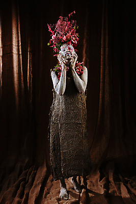 포토 JPG 해외이미지 모델 헤어스타일 드레스 여자 꽃 얼굴 꽃다발 꽃무늬 목걸이 자연 실내 미술 한명 사람 컬러풀 뷰티 장미 유행 검은색 축제 화환 신선 악마 머리장식 점토 마법 바디페인팅 스타일 해외202309 해외포토 식물 1 옷 컬러 무늬 장신구 문화예술 내부 신체부위 장식 생태계 파일형식