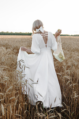 포토 JPG 해외이미지 백인 모델 웰빙 드레스 여자 행복 밭 농업 자연 휴식 한명 성인 빛 금발 햇빛 노란색 일출 산책 낭만 자유 수확 흰색 황금 우아함 고독 밀 교외 성인여자만 해외202309 해외포토 서양인 1 헤어스타일 옷 감정 산업 컬러 컨셉 곡류 사람 태양 노을 생태계 여자만 성인만 파일형식