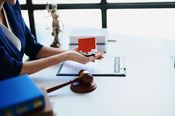 포토 JPG 해외이미지 여자 비즈니스 부동산 주택 한명 들기 상반신 성인 옆모습 모형 거래 중개인 계약 문서 의사봉 계약서 정의의여신상 성인여자한명만 해외202309 해외포토 직업 1 뷰포인트 모션 사람 건물 재산 여신상 여자한명만 성인여자만 파일형식