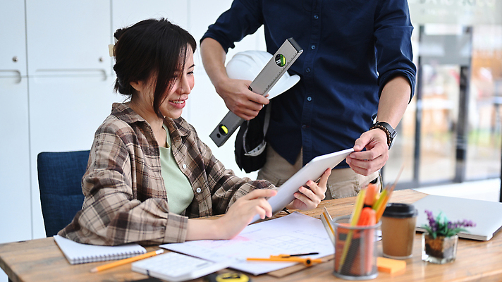 포토 JPG 해외이미지 여자 남자 커피 의자 줄자 자 앉기 상반신 성인 두명 노트북 연필 공책 설계도 계산기 안전모 책상 연필꽂이 성인만 인테리어디자이너 해외202309 해외포토 직업 음료 가구 모션 문구용품 학용품 건설업 사람 전자제품 필기구 장비 헬멧 안전장비 파일형식
