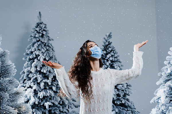 포토 JPG 해외이미지 나무 응시 여자 겨울 새해 마스크 한명 상반신 성인 옆모습 추위 눈 파마 우아함 니트 성인여자한명만 코로나바이러스 해외202309 해외포토 자연요소 식물 1 헤어스타일 시선 계절 뷰포인트 컨셉 상의 날씨 사람 바이러스 여자한명만 성인여자만 파일형식