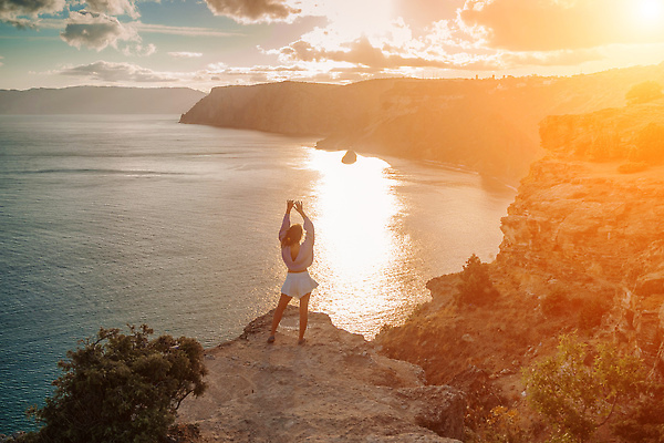 포토 JPG 해외이미지 라이프스타일 여자 행복 음료 바다 여행 백그라운드 컨셉 요가 자연 하늘 휴가 휴식 산 건강 사람 성인 사람없음 야외 컵 태양 뷰티 여행객 일출 화목 일몰 트래킹 기쁨 하이킹 자유 오픈 뜨거움 정상 명상 해외202309 해외포토 자연요소 식기 웰빙 감정 레저 생활 노을 생태계 파일형식