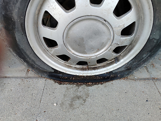 포토 JPG 해외이미지 도로 교통시설 자동차 거리 사람없음 손상 바퀴 플랫 가장자리 수리 닫기 위험 사건 묘사 서비스 타이어 고정 짐차 고무 보험 파열 자동 타격 해외202309 해외포토 길 육상교통 교통 컨셉 모션 둘레 시설 파일형식