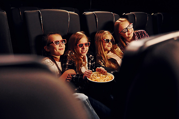 포토 JPG 해외이미지 여자 어린이 의자 들기 앉기 여러명 상반신 옆모습 영화관 영화 팝콘 3D안경 문화생활 영화감상 소녀만 해외202309 해외포토 라이프스타일 안경 뷰포인트 가구 다수 모션 문화예술 사람 감상 극장 여자만 어린이만 파일형식