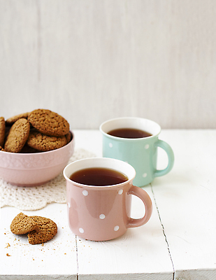 포토 JPG 해외이미지 음료 음식 분홍색 벽지 사람없음 목재 컵 초록색 갈색 노란색 쿠키 덮개 흰색 신선 도자기 사발 차 달콤 맛 아침식사 칼로리 오트밀 채식주의자 해외202309 해외포토 나무 식기 컬러 컨셉 재료 디저트 식사 뚜껑 사기그릇 채식 파일형식 귀리