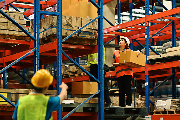 포토 JPG 해외이미지 전신 여자 남자 노동자 선반 들기 성인 옆모습 뒷모습 세명 상자 하반신 가리킴 작업장 소프트포커스 안전모 물류 물류창고 안전조끼 성인만 물류센터 해외202309 해외포토 직업 산업 뷰포인트 가구 모션 촬영기법 사람 손짓 헬멧 안전장비 창고 파일형식