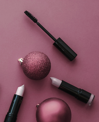 포토 JPG 해외이미지 사람없음 하이앵글 보라색 화장품 오브젝트 오너먼트 해외202309 해외포토 뷰포인트 컬러 크리스마스장식 뷰티 파일형식