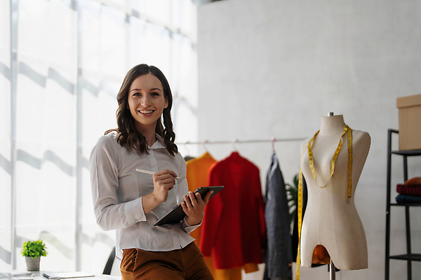포토 JPG 해외이미지 백인 직업 디자인 응시 옷 여자 산업 비즈니스 사업가 직장 실내 창조 한명 사람 성인 내부 그래픽 노트북 컴퓨터 뷰티 유행 직물 업무 작업 작업실 디자이너 미용사 그림 온라인 재단 재단사 스타일리스트 스타일 해외202309 해외포토 서양인 1 시선 회사 전자제품 파일형식