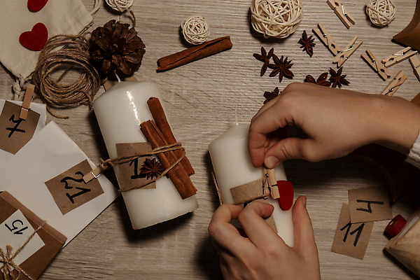 포토 JPG 해외이미지 손 초 공 집게 선물 신체부위 장식 숫자 하트 준비 노끈 DIY 꾸미기 베이지색 시나몬스틱 핸드메이드 나무배경 팔각회향 해외포토 모양 문자 줄 컬러 백그라운드 사람 취미 향신료 시나몬 파일형식