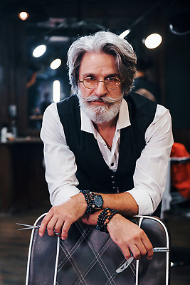 포토 JPG 해외이미지 백인 노년 남자 의자 한명 들기 상반신 앞모습 기댐 미용실 미용사 콧수염 턱수염 면도칼 이발소 미용가위 이발사 노인남자한명만 안경낌 해외202309 해외포토 서양인 직업 1 안경 뷰포인트 가구 모션 수염 가위_도구 사람 성인 미용용품 뷰티샵 면도 남자한명만 노인남자만 파일형식