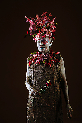 포토 JPG 해외이미지 모델 헤어스타일 드레스 여자 꽃 얼굴 꽃다발 꽃무늬 목걸이 자연 실내 미술 한명 사람 컬러풀 뷰티 장미 유행 검은색 축제 화환 신선 악마 머리장식 점토 마법 바디페인팅 스타일 해외202309 해외포토 식물 1 옷 컬러 무늬 장신구 문화예술 내부 신체부위 장식 생태계 파일형식