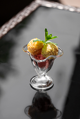 포토 JPG 해외이미지 열매 컬러 과일 공 탁자 아이스크림 디저트 사람없음 세로 컬러풀 냉동 추위 신선 사발 달콤 맛 상품 수집 민트 크림 국자 상쾌 서빙 모음 셔벗 젤라또 맛있는 해외202309 해외포토 식물 감정 음식 가구 컨셉 주방용품 한글 사기그릇 허브 파일형식