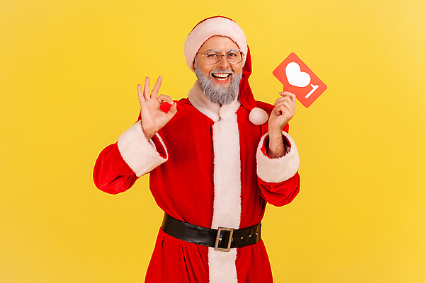 포토 JPG 해외이미지 응시 노년 남자 말풍선 한명 들기 상반신 앞모습 산타클로스 노란색 하트 OK 노인남자한명만 안경낌 해외202309 해외포토 모양 1 시선 안경 뷰포인트 컬러 크리스마스 모션 사람 손짓 성인 남자한명만 노인남자만 파일형식