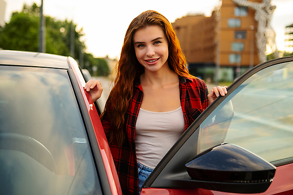 포토 JPG 해외이미지 백인 모델 라이프스타일 여자 행복 여행 셔츠 창문 교통시설 자동차 성공 한명 사람 앉기 빨간색 햇빛 세일 운전 도시 오픈 운전사 구매 주인 대여 렌탈 해외202309 해외포토 서양인 직업 1 감정 육상교통 컬러 교통 컨셉 상의 모션 생활 쇼핑 태양 시설 파일형식