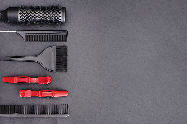 포토 JPG 해외이미지 직업 헤어스타일 컬러 백그라운드 사람 사람없음 빨간색 빛 유행 상점 검은색 어둠 장비 공구 머리빗 클래식 미용사 자르기 날카로움 면도 건너기 고립 스타일리스트 스타일 해외202309 해외포토 컨셉 모션 도구 미용용품 파일형식