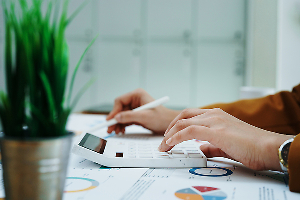 포토 JPG 해외이미지 직업 라이프스타일 여자 행복 안경 백그라운드 컨셉 인터넷 비즈니스 사업가 통신 아침 주택 대화 한명 사람 앉기 동양인 성인 스마트폰 핸드폰 컴퓨터 사무실 뷰티 알약 일본 공책 계산기 업무 작업 비즈니스우먼 연결 사이버 무선전화기 스마트 책상 경영자 온라인 해외202309 해외포토 주간 1 잡화 감정 아시아 가구 모션 문구용품 말하기 인종 건물 생활 전자제품 스마트기기 약 장비 직장인 전화기 리더 파일형식