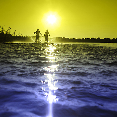 포토 JPG 해외이미지 남자 행복 실루엣 모래 바다 여행 가족 자연 하늘 휴가 휴식 함께함 미소 웃음 성인 야외 두명 물 여름 달리기 햇빛 태양 파티 맑음 점프 일몰 우정 기쁨 자유 그룹 주말 해외202309 해외포토 자연요소 계절 감정 컨셉 관계 모션 날씨 촬영기법 표정 사람 이벤트 친구 노을 생태계 파일형식