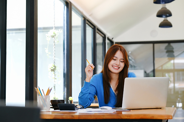포토 JPG 해외이미지 학생 교육 인터넷 비즈니스 사업가 통신 교실 학교 무선통신 한명 책 노트북 학습 스터디 컴퓨터 독서 작업 연결 강의 사이버 읽기 분석 검색 대학교 문학 온라인 소셜미디어 온라인강의 프로젝트 프리랜서 네트워킹 해외202309 해외포토 직업 1 컨셉 모션 사람 전자제품 네트워크 파일형식 언택트