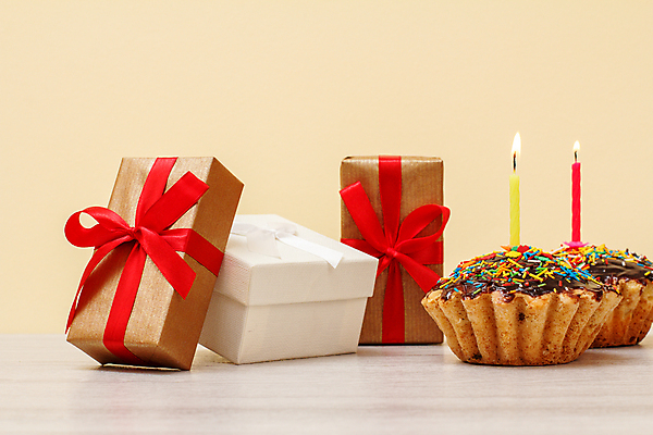 포토 JPG 해외이미지 기념일 음식 컬러 휴가 불꽃 디저트 주택 3 사람없음 목재 장식 컬러풀 파티 케이크 흰색 축하 생일 닫기 달콤 맛 작음 컵케이크 굽기 먹기 크림 오브젝트 싱글 복숭아 머핀 연소 미니 반투명 핸드메이드 프로스팅 해외202309 해외포토 나무 빵 컨셉 과일 재료 모션 불 이벤트 건물 크기 구이 제빵 파일형식