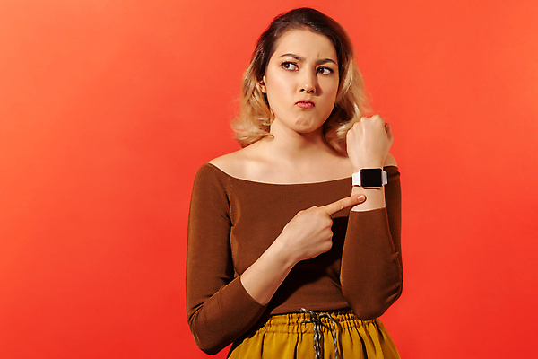 포토 JPG 해외이미지 백인 여자 시계 손가락 청소년 관리 경고 한명 사람 빨간색 스크린 가리킴 시간 불안 손목 손목시계 확인 고민 걱정 바쁨 보여주기 긴장 불만 재촉 지연 마감 심각 해외202309 해외포토 서양인 1 손 감정 컬러 컨셉 장신구 모션 손짓 신체부위 파일형식