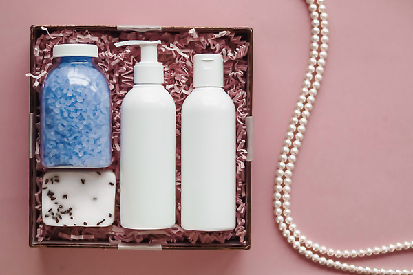 포토 JPG 해외이미지 사람없음 상자 하이앵글 화장품 오브젝트 피부관리 담기 진주 비누 공병 바디케어 화장품가방 플랫레이 입욕소금 해외202309 해외포토 뷰포인트 가방 모션 위생용품 뷰티 미용용품 플랫 보석 소금 병_담는 파일형식