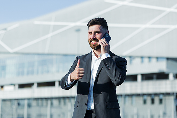 포토 JPG 해외이미지 백인 직업 남자 행복 비즈니스 CEO 사업가 통신 성공 모바일 수염 직장 대화 한명 서기 웃음 사람 성인 야외 30대 스마트폰 핸드폰 사무실 업무 비즈니스맨 작업실 우아함 치아 연결 대표 토론 상업 부름 경영 정중 카피스페이스 세련 해외202309 해외포토 서양인 1 감정 컨셉 회사 모션 표정 말하기 장년 전자제품 스마트기기 공백 작업 직장인 소화기관 파일형식
