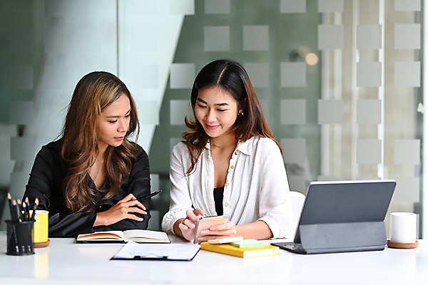 포토 JPG 해외이미지 여자 앉기 상반신 성인 두명 앞모습 태블릿 사무실 공책 비즈니스우먼 스마트 책상 연필꽂이 성인여자만 해외202309 해외포토 뷰포인트 가구 컨셉 비즈니스 모션 문구용품 사람 전자제품 스마트기기 직장인 여자만 성인만 파일형식